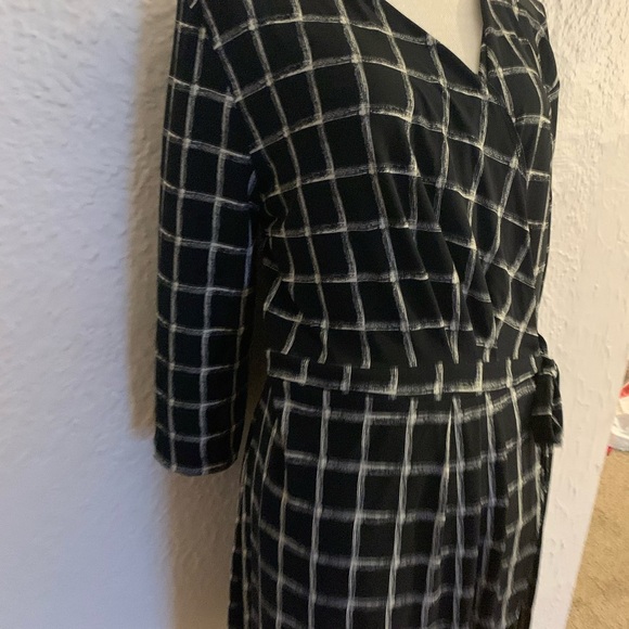 Plus sized geometric print wrap dress 2x - Picture 3 of 6